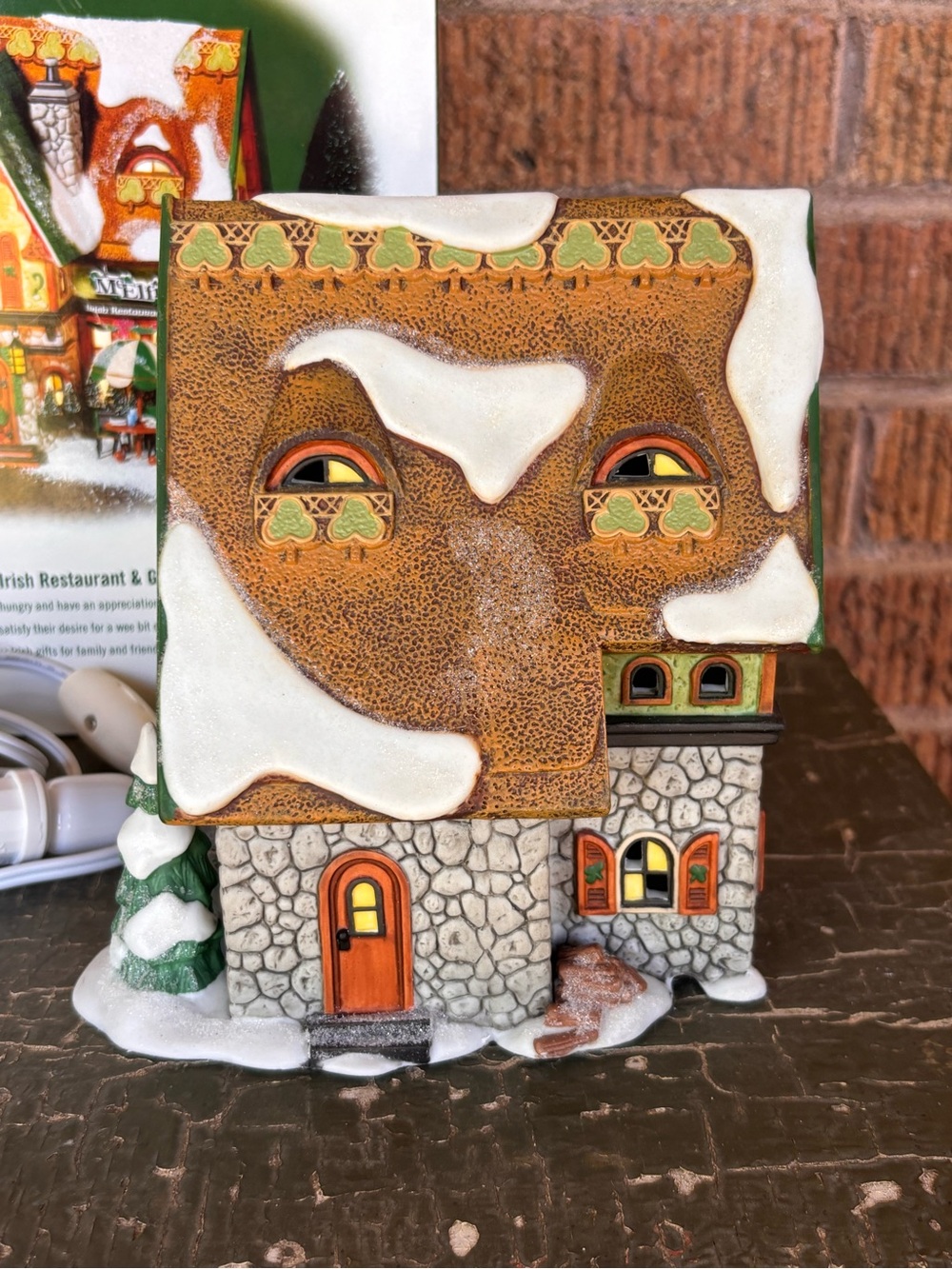 Department 56 McElfin’s Irish Restaurant & Gifts North Pole 56755 Elf W/BOX 2002 - Picture 8 of 11